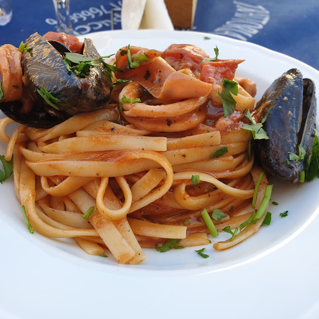 Pasta Mit Tomatensoße Und Muscheln