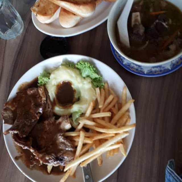 Lamb Chops Sedap Dengan Sup Kambing Dan Garlic Bread