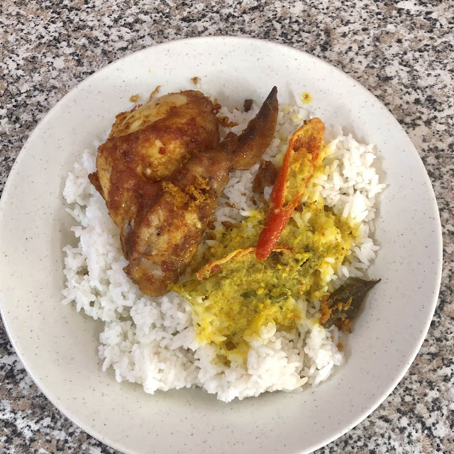 Nasi Putih Ayam Goreng Dan Kuah