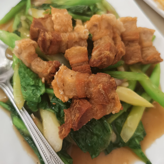 คะน้าหมูกรอบ