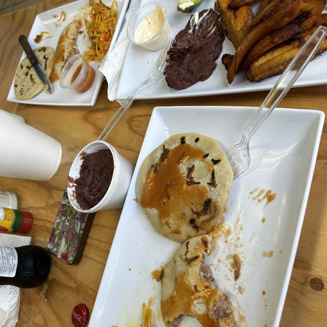 Pupusas Revuelta Platanos Fritos Con Crema