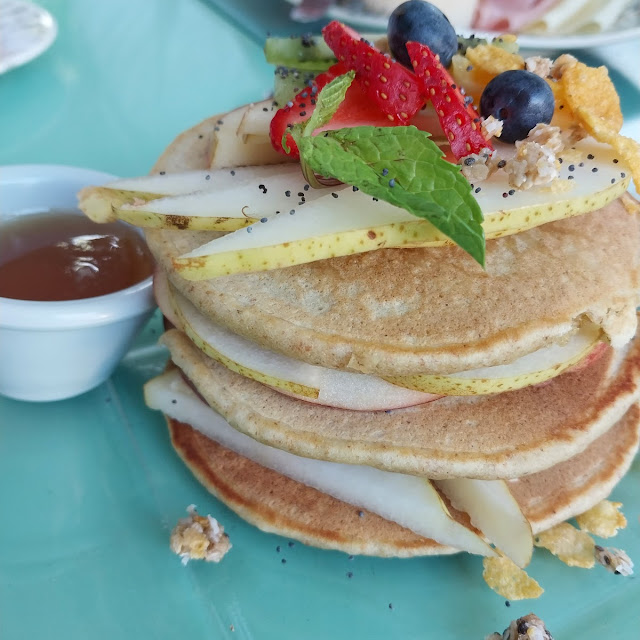 Pancakes Con Frutas de Estación Y Miel