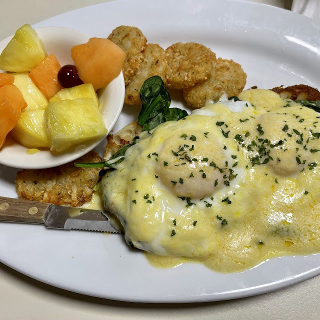 Eggs Benedict with Spinach & Tomatoes