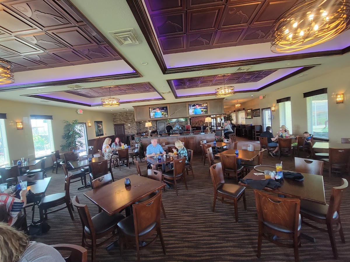 Divots Bar & Grill
