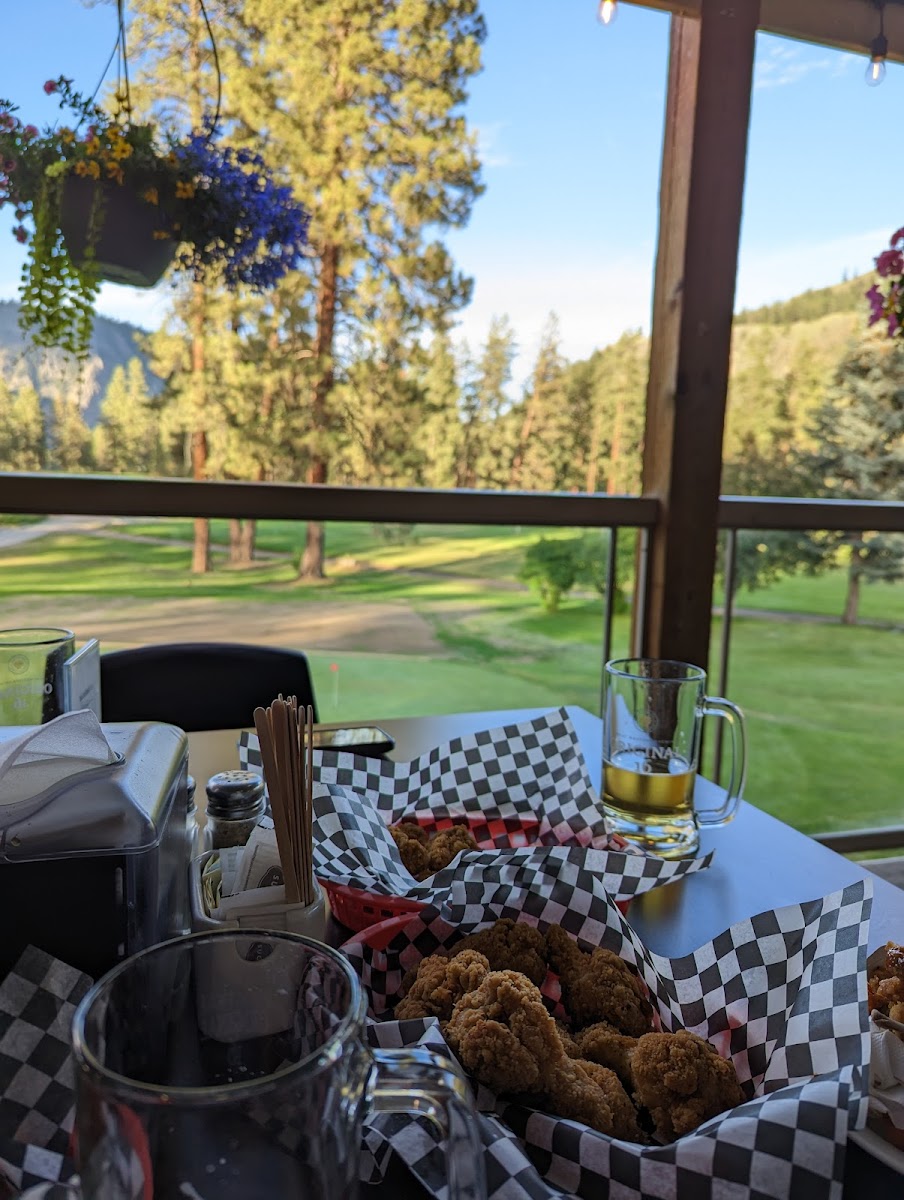 Divots Bar & Grill