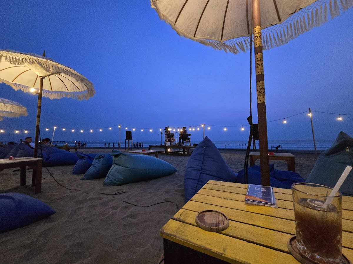 D'Joglo Beach Cafe