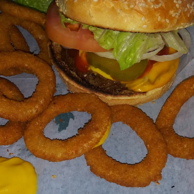 Cheeseburger with Onion Rings