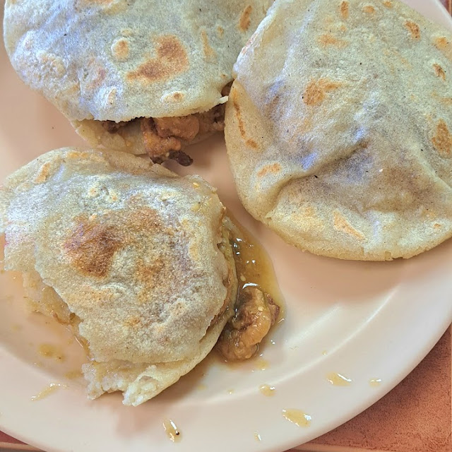 Gordita de Chicharrón Y Chicharrón En Salsa Verde