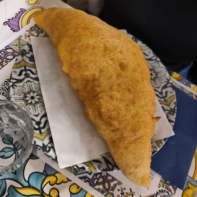 Pizza Fritta Cicoli E Ricotta