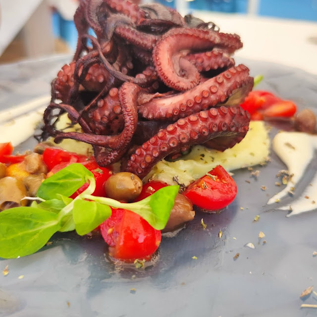 Polpo Arrosto Su Crema Di Patate E Contorno Di Insalatina Con Atturrata E Crema Di Pecorino