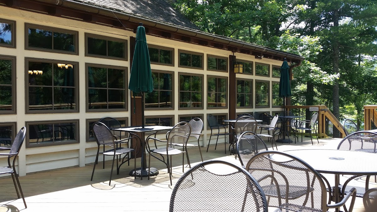 Douthat Lakeview Camp Store and Grill