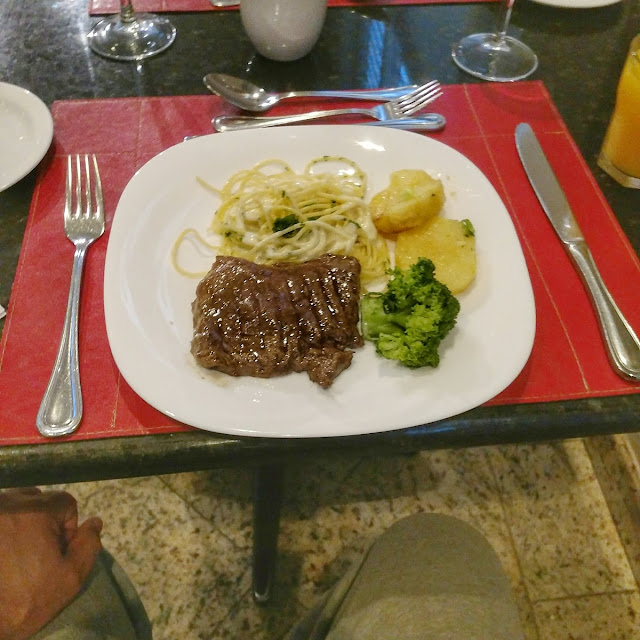 Espaguete Carne E Salada