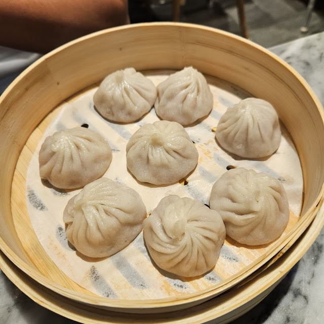 黑松露小笼包 steamed black truffle xiao long bao