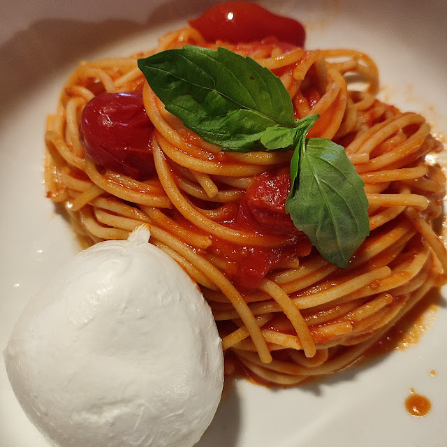 Spaghetti Al Pomodoro Con Mozzarella Di Bufala