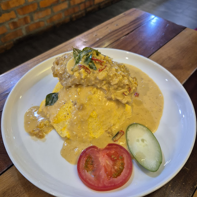 Boneless Chicken Rice with Salted Egg Sauce