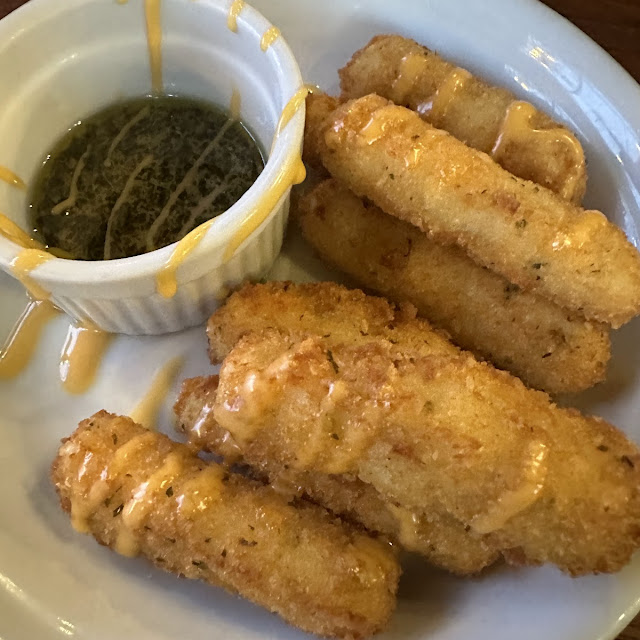 Cheesy Fingers in Pesto Dip