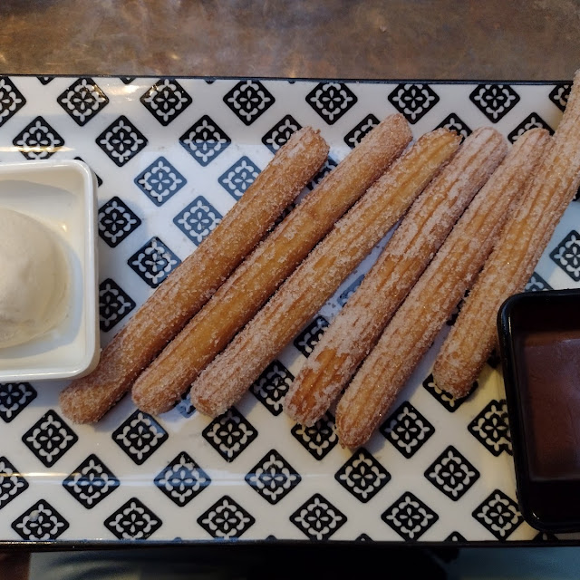Churros Con Cioccolata E Gelato