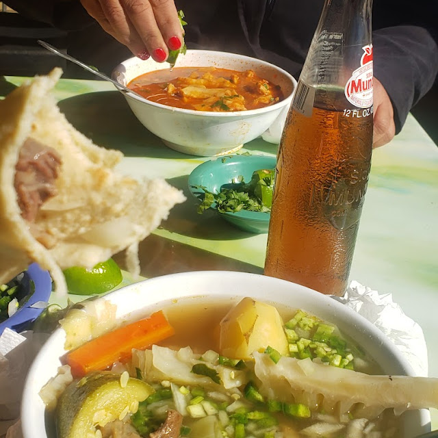 Una Rico Menudo Y Una Caldo De Res Con Sus Tortillas He Has a Mano Caliente