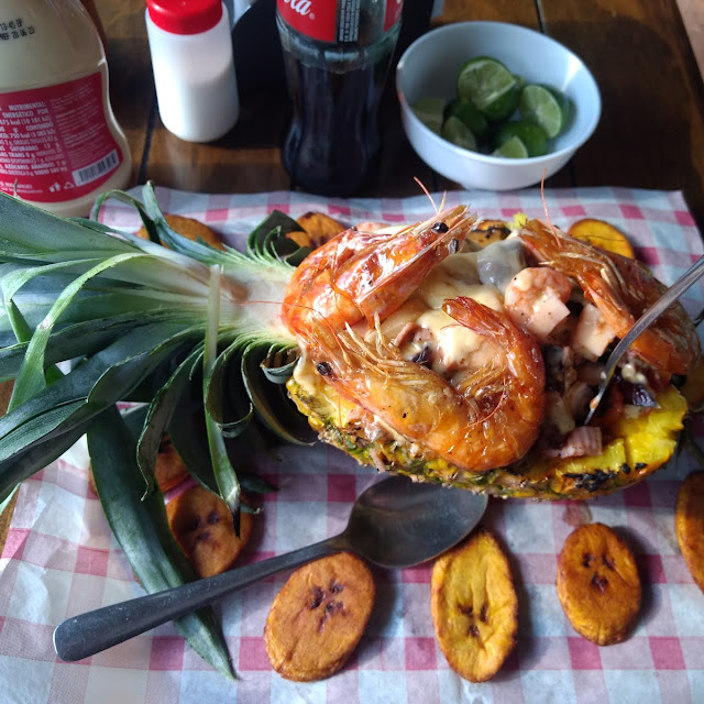 Piña Rellena de Mariscos