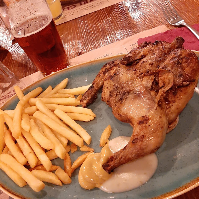 Galletto Amburghese Alla Griglia Con Patatine Fritte E Senape