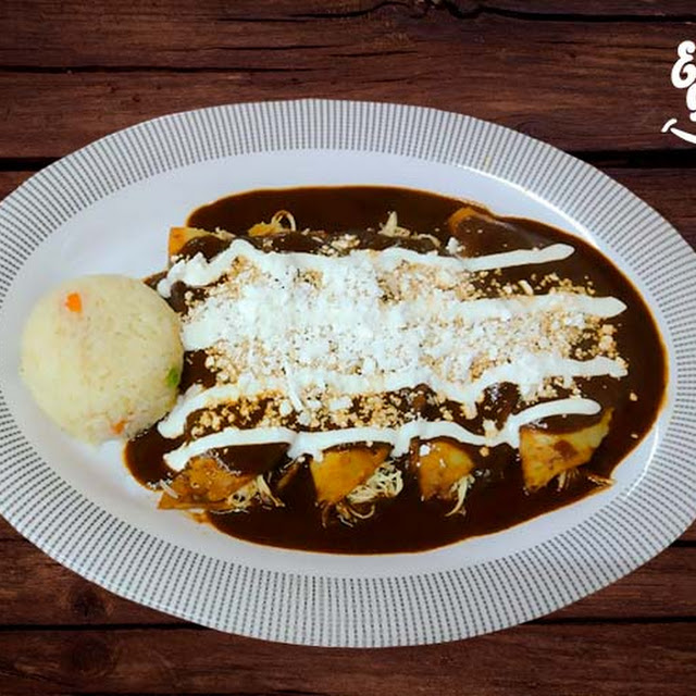 Enchiladas de Mole Rellenas Con Pollo