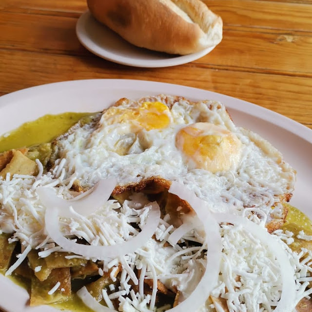 Chilaquiles Verdes Con 2 Huevos Estrellados