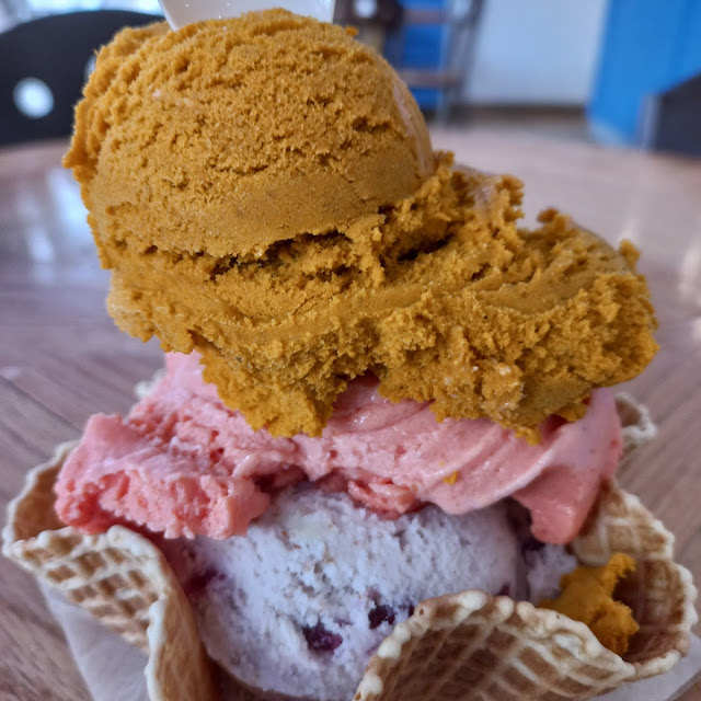 Un Riquísimo Helado de Cempasúchil En la Parte Media Tejocote Y Hasta Abajo Nogada