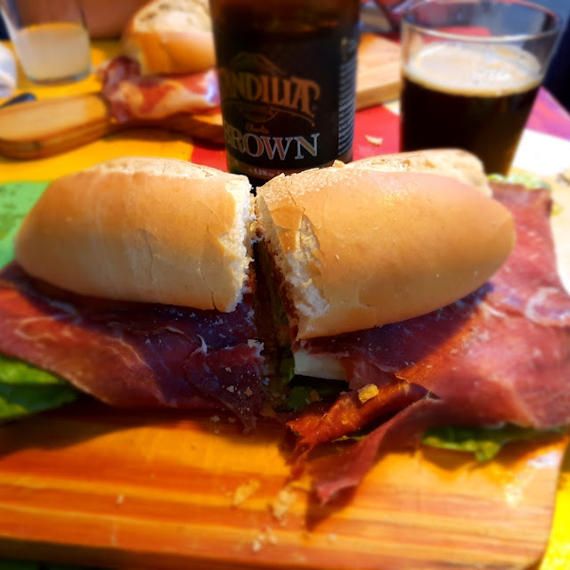 Sándwich Jabalí Con Queso Lechuga Y Tomate