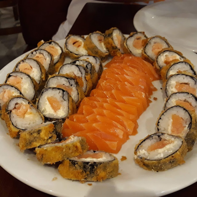 Prato de Sashimi E Hot Philadelfia