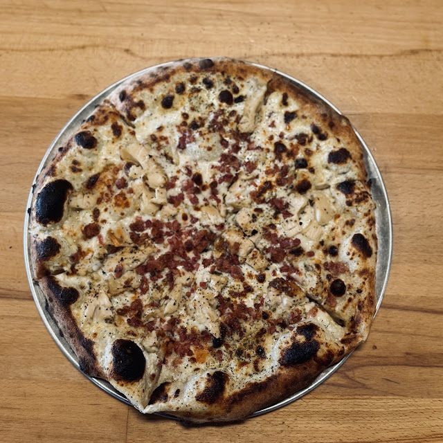Encore Alfredo Pizza