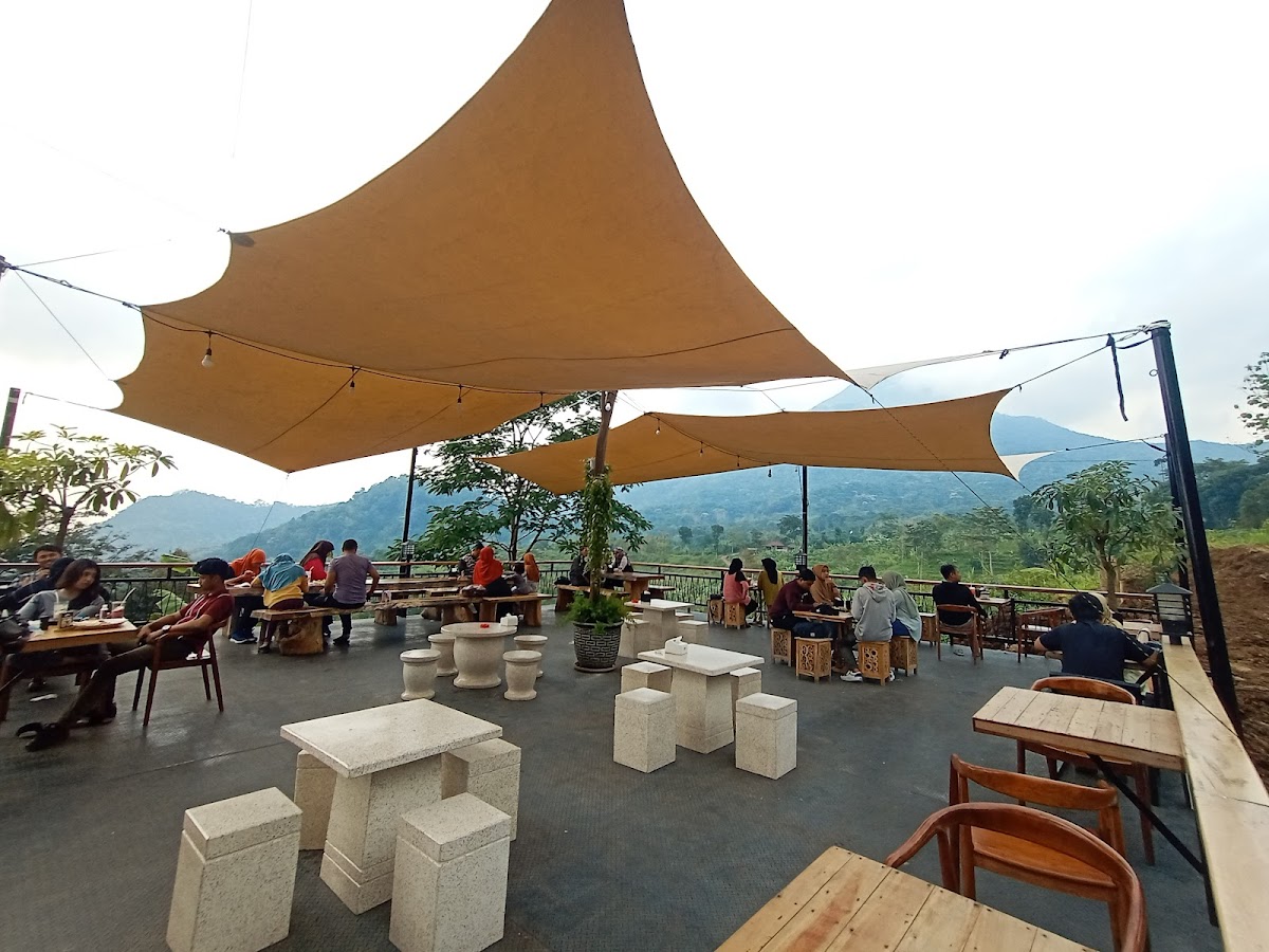 Estusae Cafe Trawas