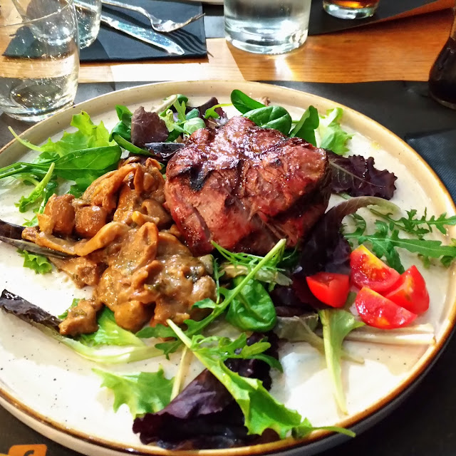 Filetto Con Contorno Di Insalata Di Verdure E Funghi Porcini