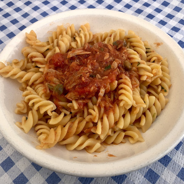 Fusilli Al Sugo Con Olive E Tonno