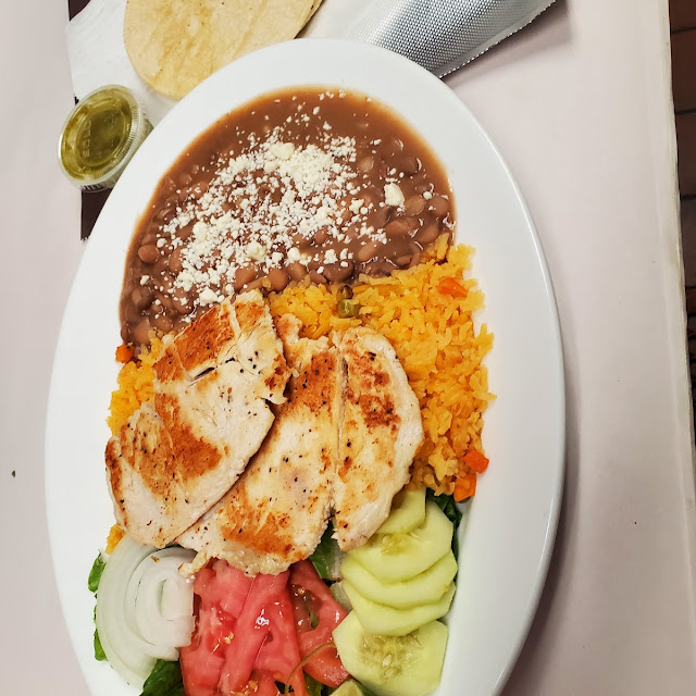 Pollo a La Plancha Con Arroz Y Frijoles