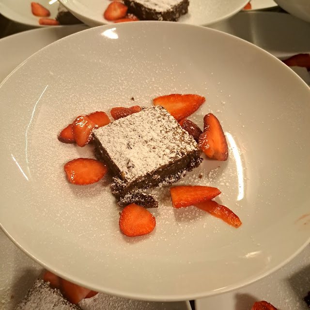 Tortino Al Cioccolato Con Fragole E Crema Inglese