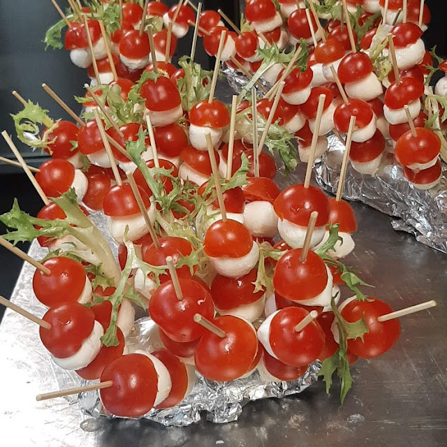 Spiedini Di Mozzarelline E Datterini