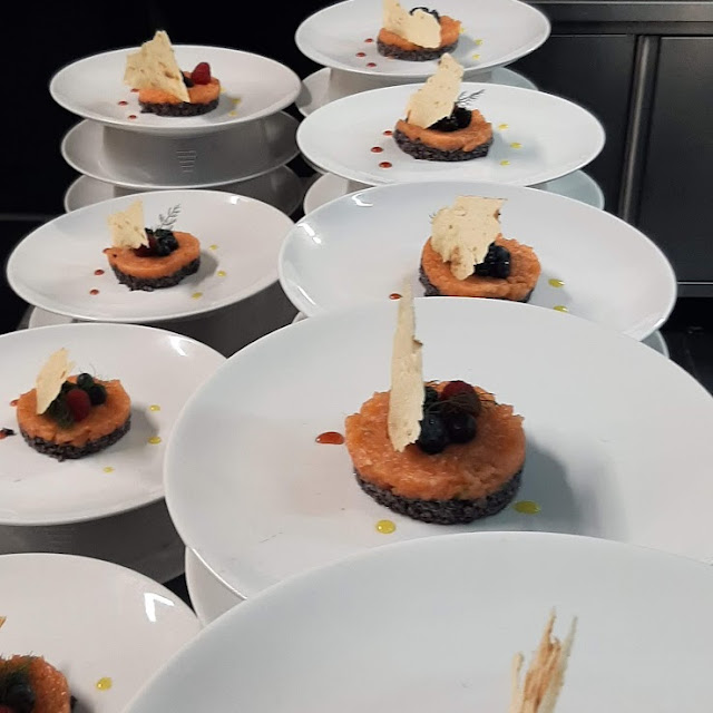 Tartare Di Salmone Su Zoccolo Di Riso Venere