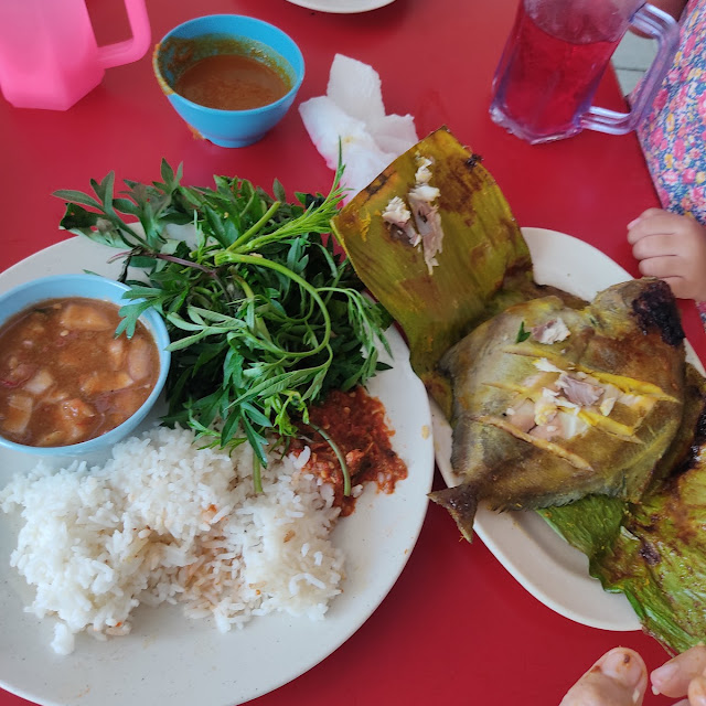 Ikan Bawal Bakar Nasi Putih Ulam
