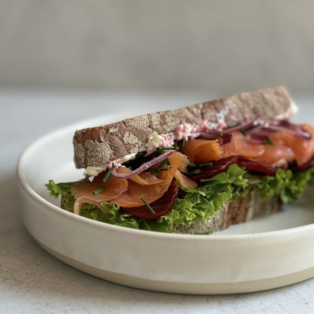Avocadobrot Mit Getrockneten Tomaten