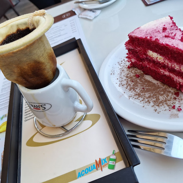 Torta Vermelha Com Café Coado