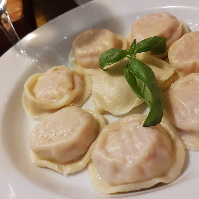 Sorrentinos de Jamón Y Queso Con Salsa Fileto