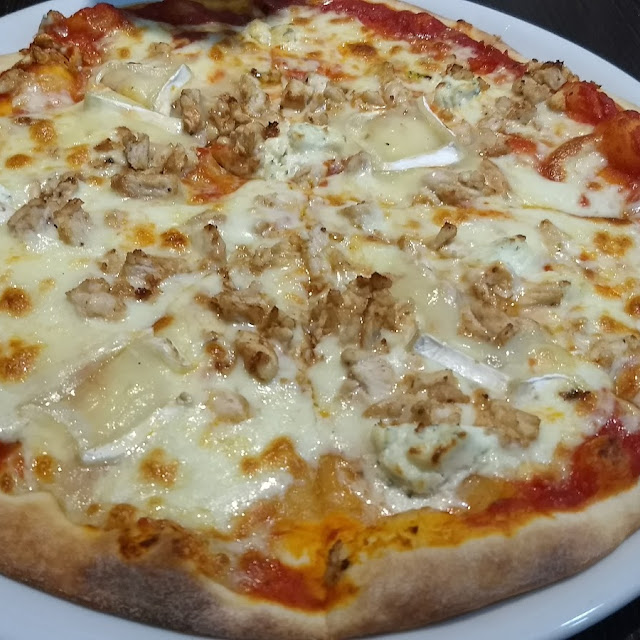 Pizza de Frango Com Queijo Brie