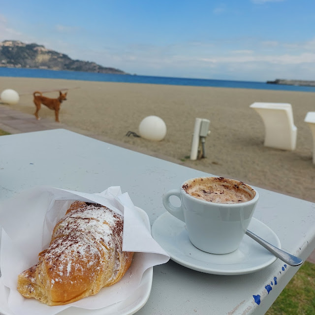 Caffè Con Cornetto Al Pistacchio E Crema