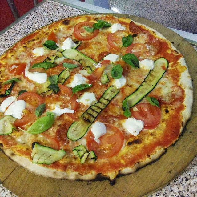 Pizza Con Zucchine Pomodorini Stracchino E Basilico