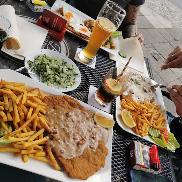 XXL Schnitzel Wiener Art Mit Champignonsoße