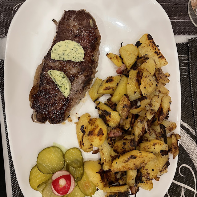 Rumpsteak Mit Kräuterbutter Und Bratkartoffeln
