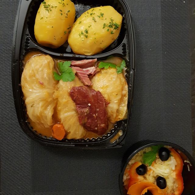 Sarma Mit Salzkartoffeln Und Krautsalat