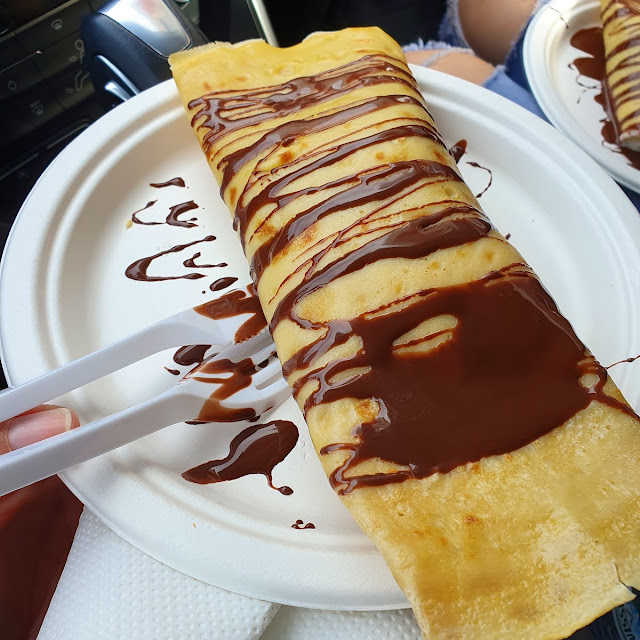 Crepe Con Gelato Salsa E Granella