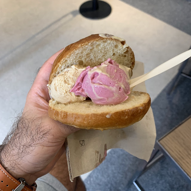 Eissandwich Eis Im Broich Und Granita Im Becher
