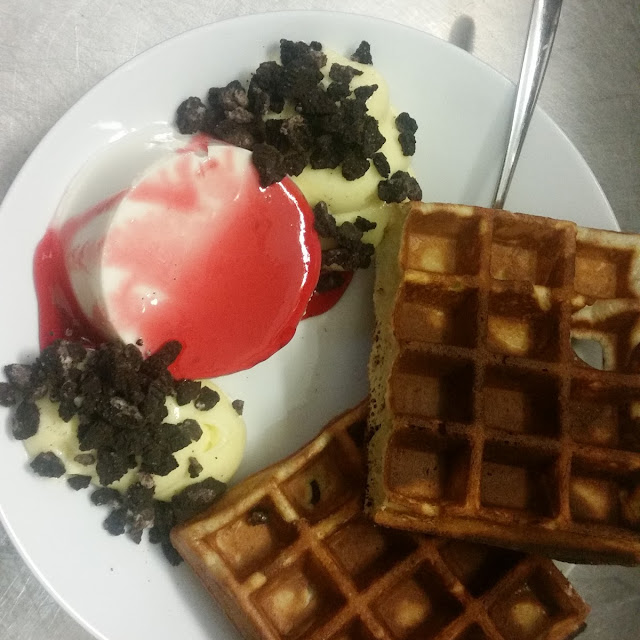 Panna Cotta Con Fragola Chantilly Con Waffles Artigianali
